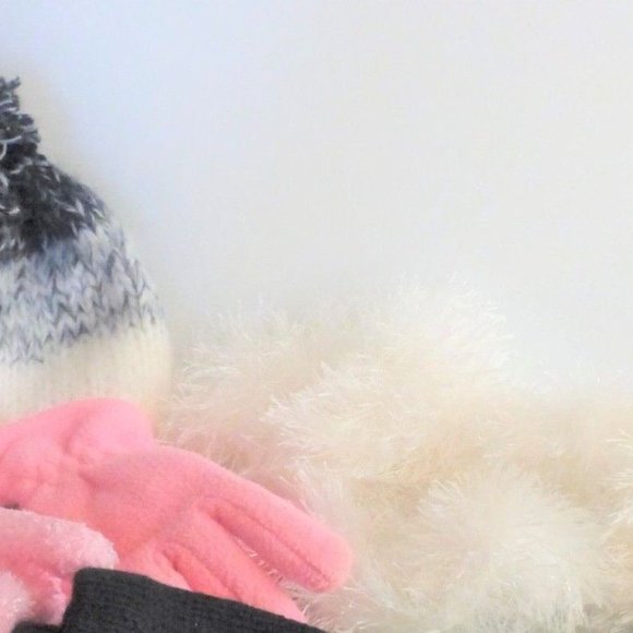 BX45 Lot of Girls WINTER GEAR Girls Winter Hat Gloves & Scarf - All in excellent - Picture 1 of 7